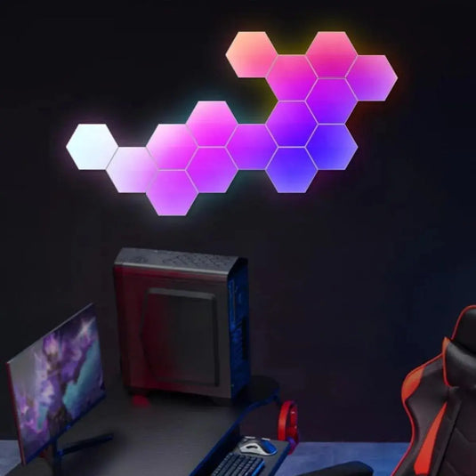Composition de panneaux hexagonaux lumineux sur un mur de chambre gaming