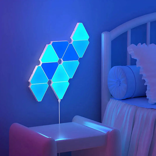 Panneaux LED triangulaires bleus installés dans une chambre