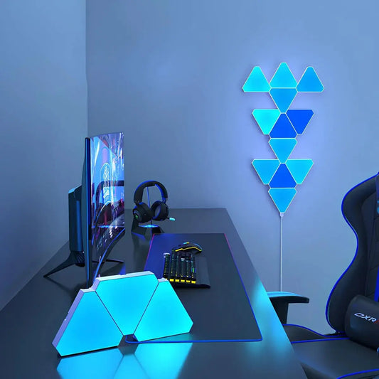 Panneaux LED muraux RGB triangulaires dans un setup gaming