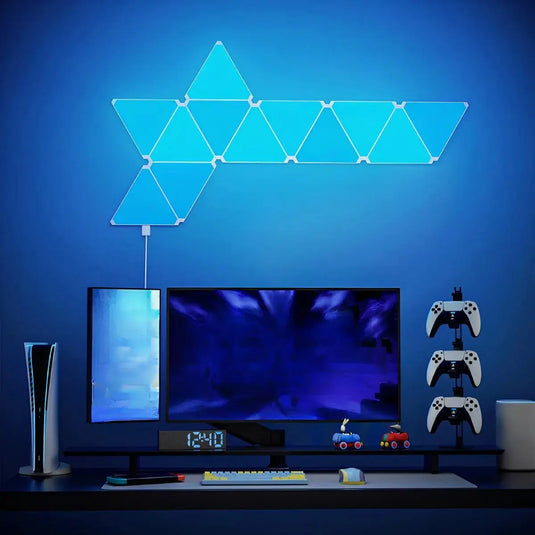 Panneaux LED RGB installés au-dessus d’un bureau avec console